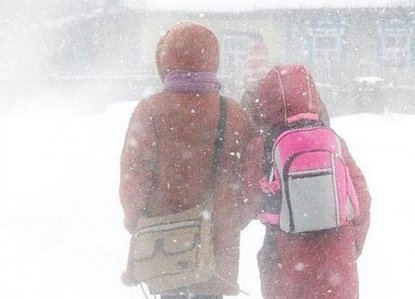 Ученикам младших классов разрешили прогулять школу в мороз